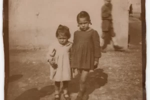 1944_Beatrice Astolfoni e sua sorella in piazza Tirana (Fonte Maria Beatrice Astolfoni_Apuli 9)