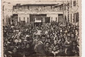 1946_25 aprile - Festa di Liberazione nel cortile di Giambellino 144 (Sebastiano Scimone_Giambellino 142 e 144)