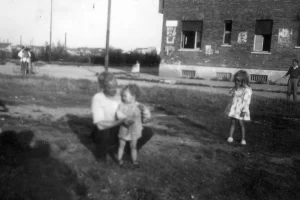 1947_Pinuccia con il padre e la sorella in via Lorenteggio angolo via Odazio (Fonte Giuseppina Montemezzani_Odazio 8)