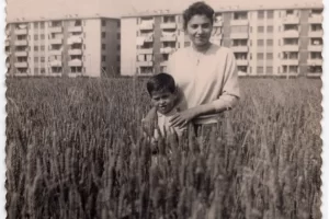 1952_Elvira e un bambino (Fonte Elvira Ragusa_Segneri 8)