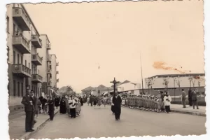 1952_Processione per le vie del quartiere (Fonte Amilcare Tessera_Apuli 2)
