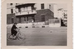 1953_Elvira in bicicletta su via Segneri (Fonte Elvira Ragusa_Segneri 8)
