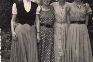 1953_da sx Mariuccia, Argene, Argentina e Claudia Baroni in cortile - Pasqua (Fonte Argene Baroni_Giambellino 150)