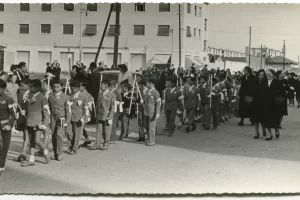 1954_Processione bambini delle 1^ comunione verso la chiesa parrocchiale di via Inganni (Fonte Archivio Murialdo_via Murialdo 9)