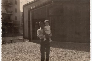 1958 circa_Padre di Beatrice Astolfoni con un nipote - Biblioteca di via Odazio vecchia (Fonte Maria Beatrice Astolfoni_Apuli 9)