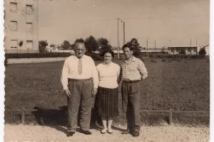 1958 circa_Signori Astolfoni con suocero - Giardini via Odazio (Fonte Maria Beatrice Astolfoni_Apuli 9)