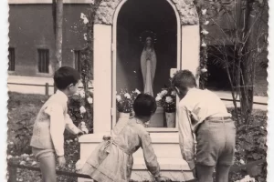 1961_1 ottobre - Fiori a Maria, cappella della Madonna di via Inganni 4 (Fonte Anna Di Maio_Apuli 2)