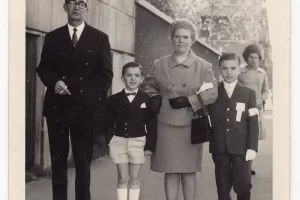 1967 circa_Comunione di Nunzio Dell'Accio, a dx, con famiglia davanti a Devota Maculan (Fonte Nunzio Dell'Accio_Recoaro 4)
