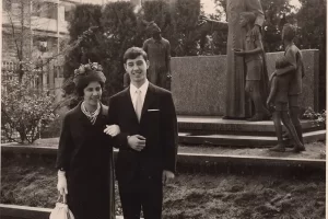 1969_Romolo e la madre il giorno del suo matrimonio con Pinuccia nel cortile della chiesa di San Leonardo Murialdo (Fonte Giuseppina Montemezzani_Odazio 8)
