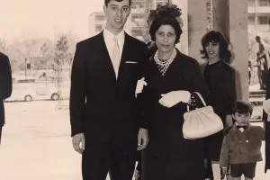 1969_Romolo e la madre il giorno del suo matrimonio con Pinuccia nel cortile della chiesa di San Leonardo Murialdo (Fonte Giuseppina Montemezzani_Odazio 8)