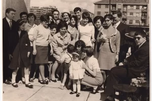 1969_Celebrazioni per il matrimonio di Pinuccia e Romolo_foto di gruppo sulla terrazza dell'appartamento di via Odazio 8 (Fonte Giuseppina Montemezzani_Odazio 8)