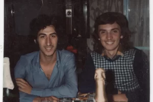 1977 circa_A sx Enzo Trincale e a dx Nunzio Dell'Accio, cresciuti insieme nel cortile di via Recoaro 4 (Fonte Nunzio Dell'Accio_Recoaro 4)