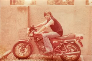 1981_Nunzio Dell'Accio con la Moto Morini 500_in cortile di Recoaro 4 (Fonte Nunzio Dell'Accio_Recoaro 4)