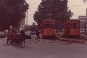 1986_28 settembre_Prima festa del Giambellino - Tram in piazza Tirana (Fonte Anna Forlani_Apuli 1)