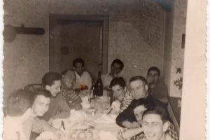 Fine anni 50_Amilcare Tessera a cena con amici in Oratorio Murialdo (Fonte Amilcare Tessera_Apuli 2)