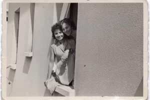 Fine anni 50_Elvira alla finestra con la sorella Paola (Fonte Elvira Ragusa_Segneri 8)